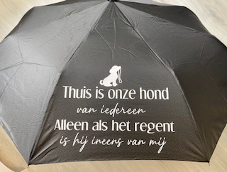 paraplu thuis is onze hond van iedereen alleen als het regent is hij ineens van mij